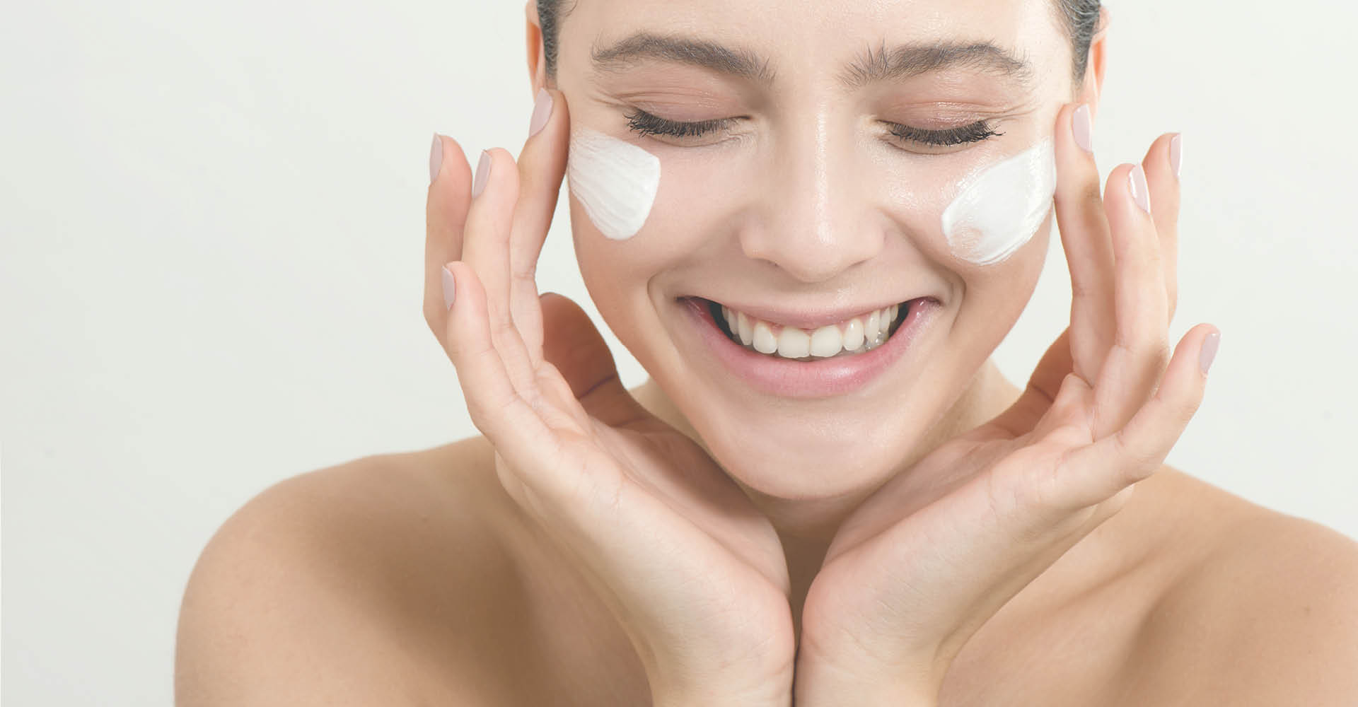 Immagine di una ragazza che sorride, molto naturale, con due linee bianche sulle guance